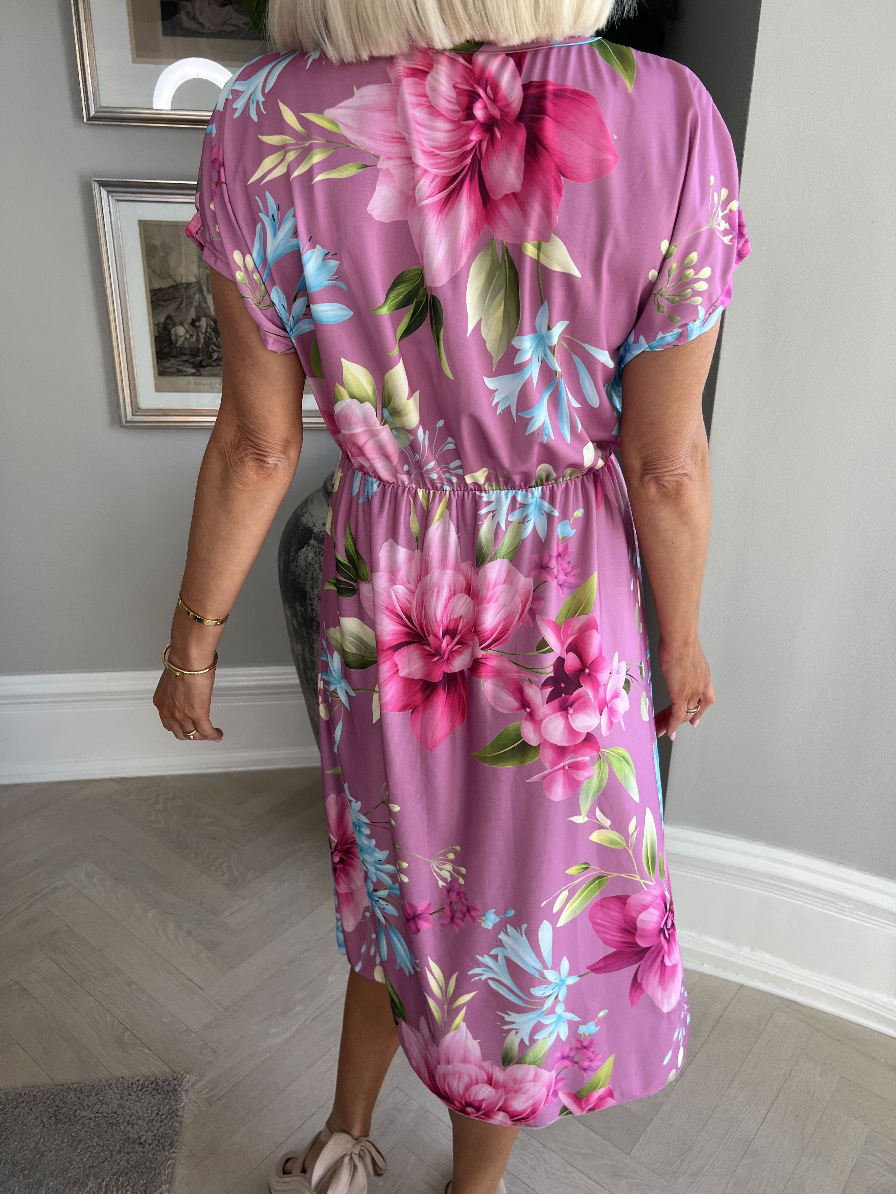 Aija - Sød blomstret kjole med elastik i taljen